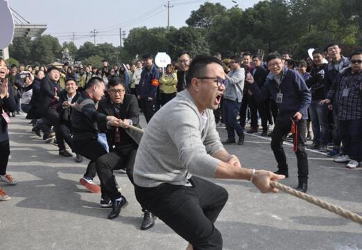 拉拉队的人数可是比拔河选手还多，加油声响彻天空。